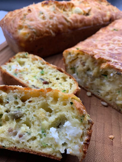 Une photo de Cake à la courgette, feta et graines