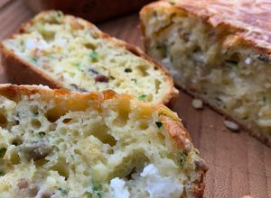 Une photo de Cake à la courgette, feta et graines