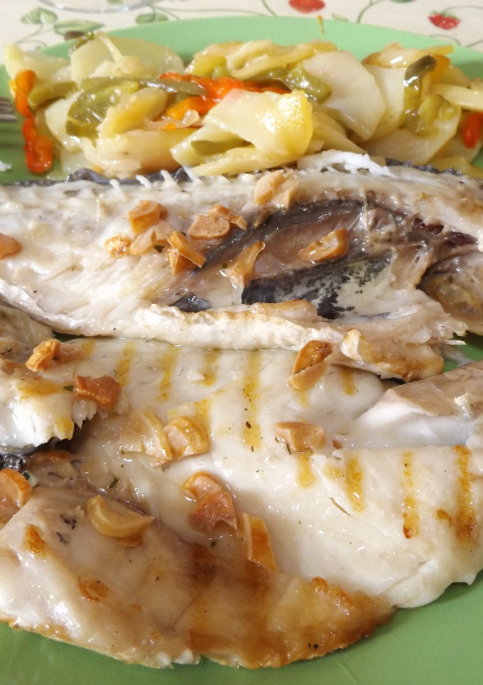 Una foto de Doradas a la espalda con patatas y pimientos en pelotón