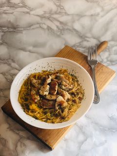 Una foto de Spaghettis con salsa de calabaza y pollo 🍝 🎃