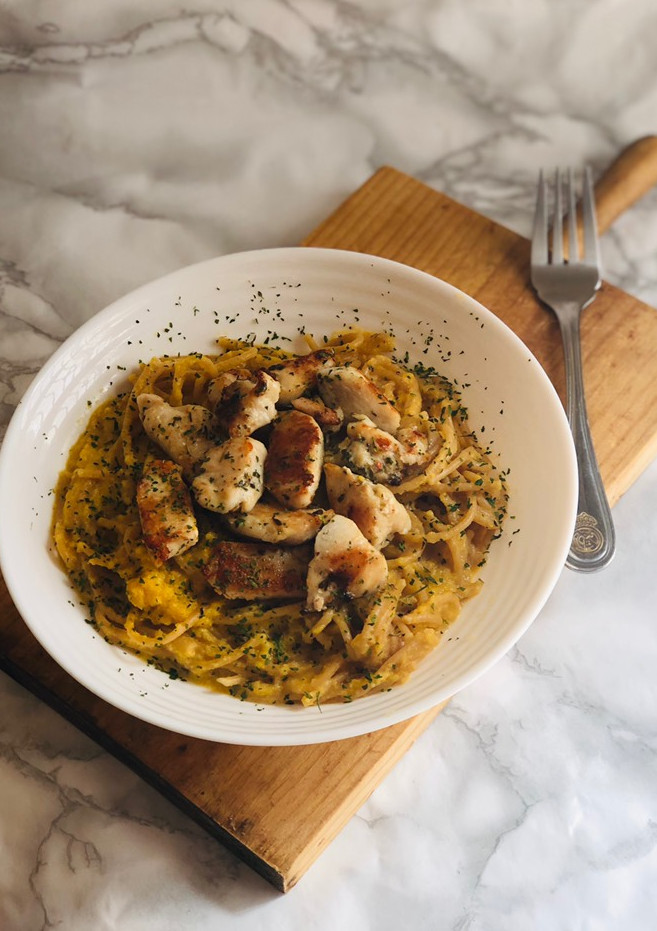 Una foto de Spaghettis con salsa de calabaza y pollo 🍝 🎃