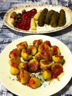 Una foto de Salchichas espinacas y patatas con guarnición