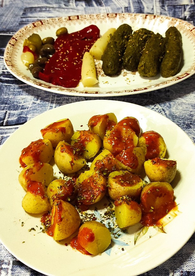 Una foto de Salchichas espinacas y patatas con guarnición