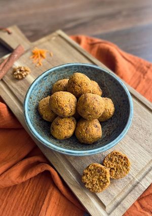 Répatorta energiagolyó 🥕 TÉNÉ recept|Friss, kirándulós nasi recept fotója