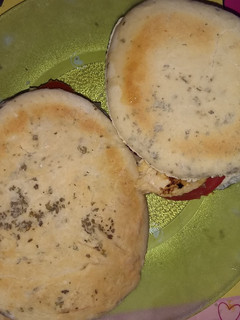 Una foto de Sándwich de pollo con pan árabe casero
