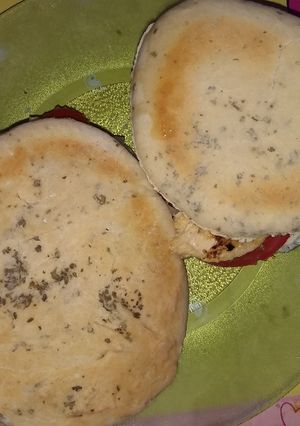 Una foto de Sándwich de pollo con pan árabe casero