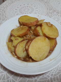 Una foto de Guarnición de patatas en salsa de castaña baja en grasa, sin gluten y vegana🥔