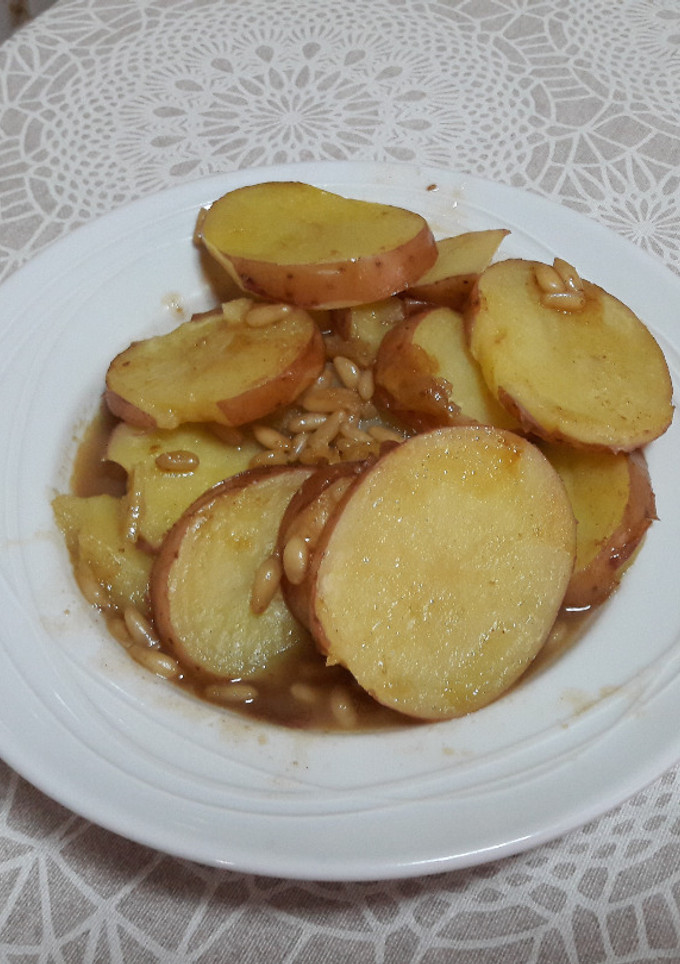Una foto de Guarnición de patatas en salsa de castaña baja en grasa, sin gluten y vegana🥔