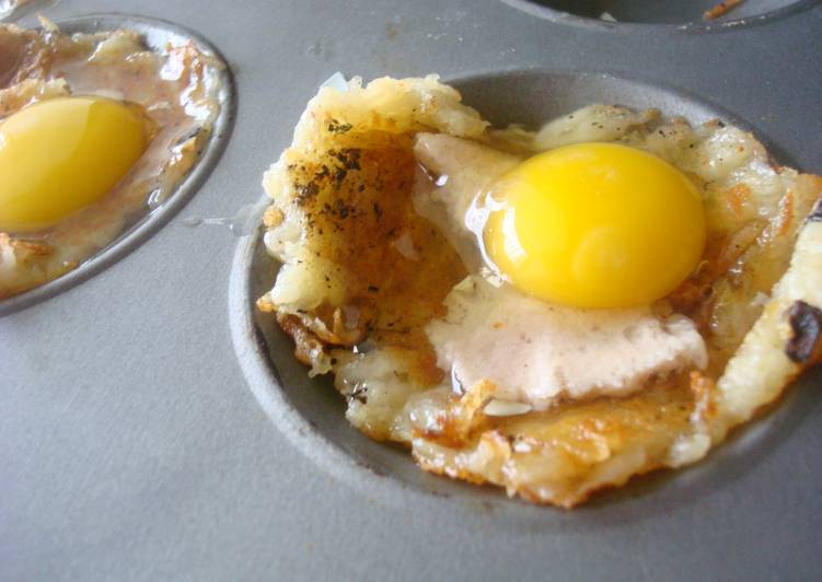 Baked eggs in shredded potato cheese cups