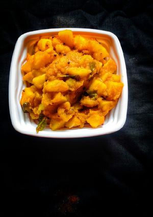 உருளைக்கிழங்கு பிரட்டல் / urulai pirattal recipe in tamil செய்முறை முக்கிய புகைப்படம்