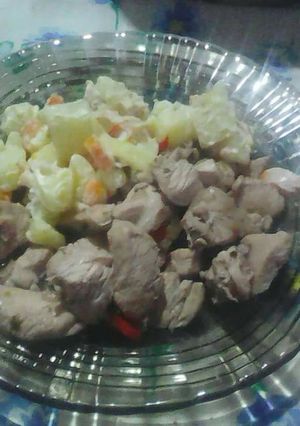 Una foto de Pollo al vino con ensalada rusa