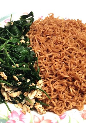 รูปของ จิงจูฉ่ายผัดไข่ (ทานกับมาม่า)