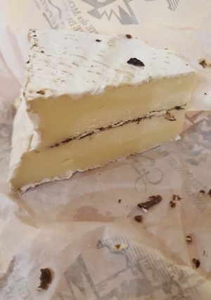 Une photo de Brie truffé
