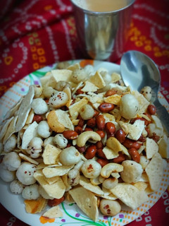 फलाहारी ड्राई फ्रूट्स नमकीन (falahari dry fruits namkeen recipe in Hindi) रेसिपी मुख्य फोटो
