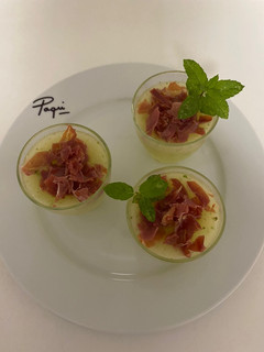 Una foto de Vasitos de melón triturado con menta y taquitos de jamón 🍈