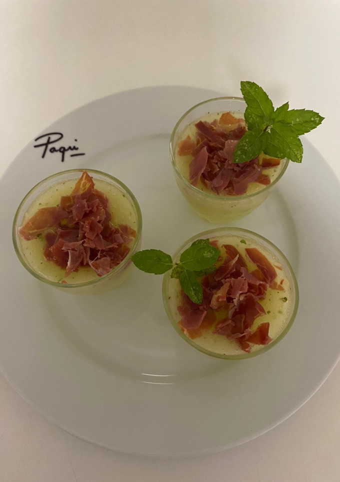Una foto de Vasitos de melón triturado con menta y taquitos de jamón 🍈