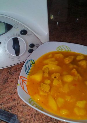 Una foto de Patatas guisadas con carne thermomix
