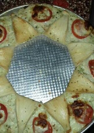 Una foto de Rosca de pollo y salsa blanca con masa para pizza