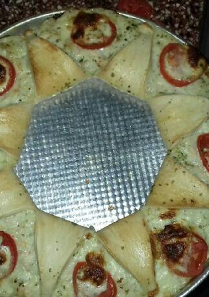 Una foto de Rosca de pollo y salsa blanca con masa para pizza