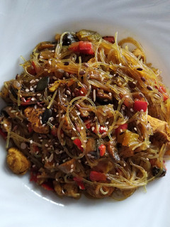 Una foto de Vermicelle con pollo y verduras