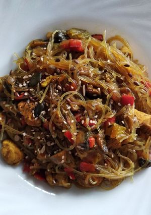 Una foto de Vermicelle con pollo y verduras