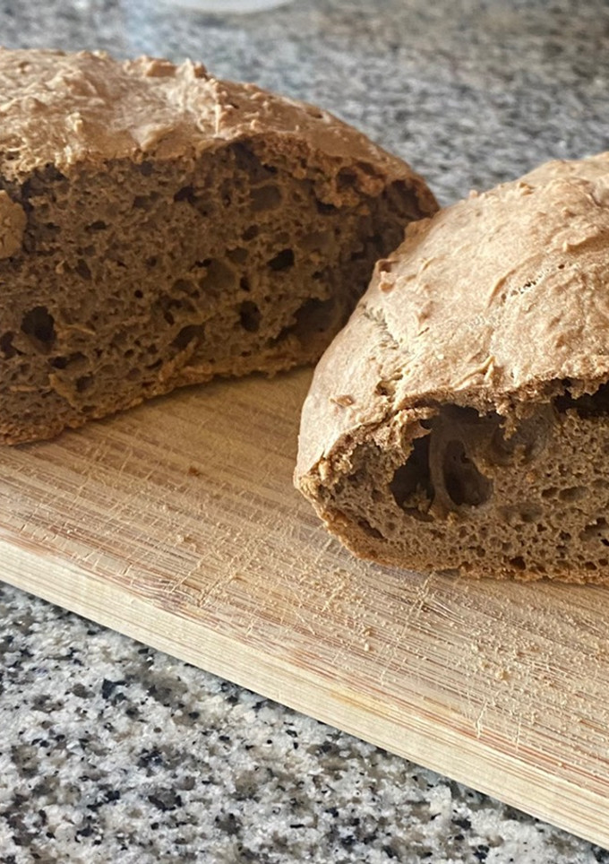Una foto de Pan de trigo sarraceno sin gluten con huevo en robot