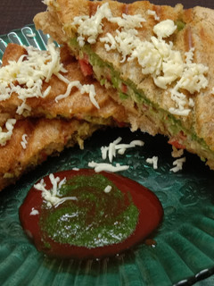 વેજ મેયો સેન્ડવિચ (Veg Mayo Sandwich Recipe In Gujarati) રેસીપી મુખ્ય ફોટો