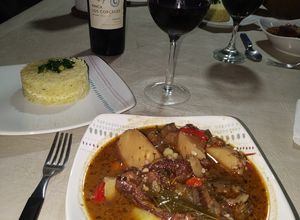Una foto de Carne a la olla al Malbec Jalapeño con Risotto