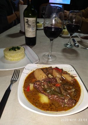 Una foto de Carne a la olla al Malbec Jalapeño con Risotto