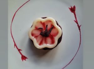 Una foto de Panna cotta con coulis de mezcal y jamaica