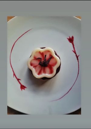 Una foto de Panna cotta con coulis de mezcal y jamaica