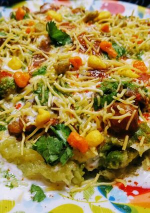 A picture of Aloo Matar Tikki Chole Chaat.