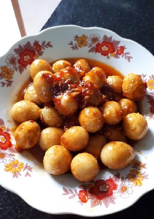 Hình của món Trứng cút rim sa tế.