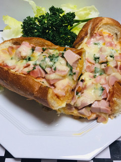 Una foto de Pan Baguete Relleno com Huevos Jamón, Queso