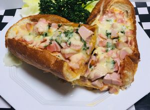 Una foto de Pan Baguete Relleno com  Huevos Jamón, Queso