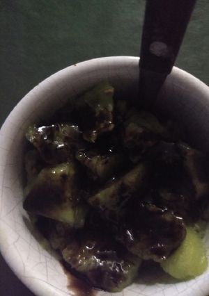 Una foto de Kiwi con salsa de chocolate 😁😂; básicos y deliciosos
