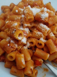 Una foto de Macarrones con tomate