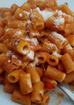 Una foto de Macarrones con tomate