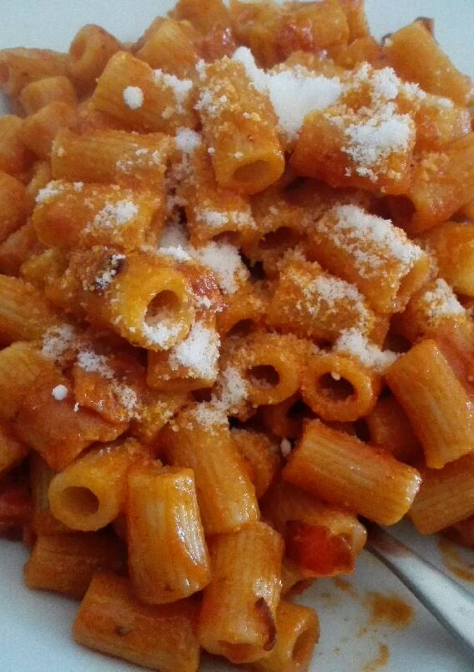 Una foto de Macarrones con tomate