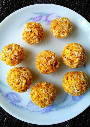 চিঁড়ে নারকেলের মোয়া (Chira narkel er moya recipe in Bengali) রেসিপির প্রধান ছবি