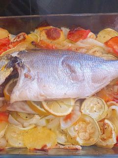 Una foto de Rustidera de dorada con verduras de temporada