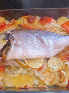 Una foto de Rustidera de dorada con verduras de temporada