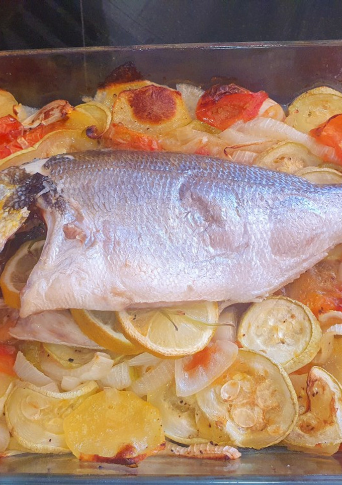 Una foto de Rustidera de dorada con verduras de temporada