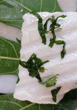 Une photo de Feta rôtie dans une feuille de figuier