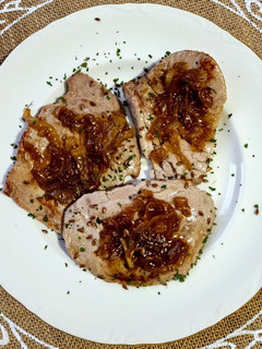 Una foto de Filetes de atún con cebolla caramelizada y semillas de linaza
