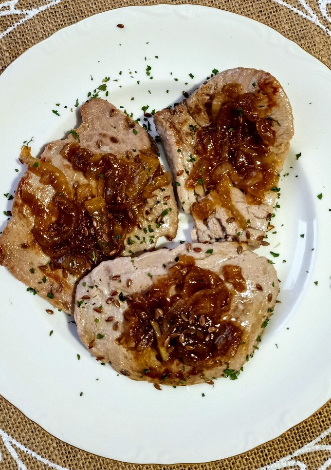 Una foto de Filetes de atún con cebolla caramelizada y semillas de linaza