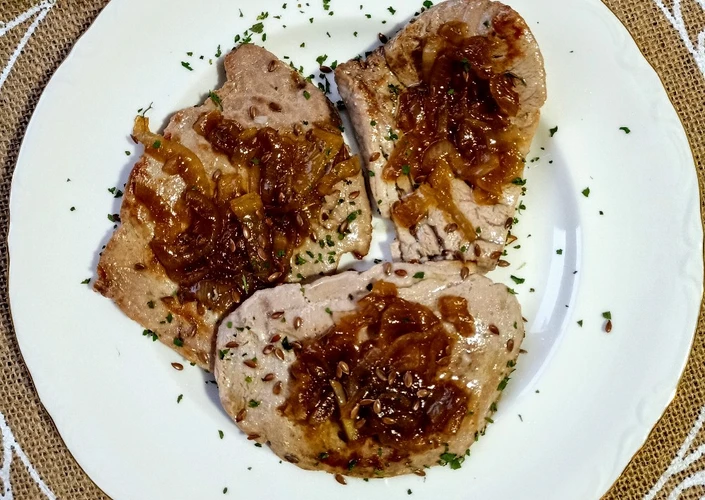 Pasos sencillos para Preparar  Filetes de atún con cebolla caramelizada y semillas de linaza