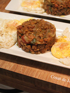 Una foto de Montadito de lentejas con huevos fritos