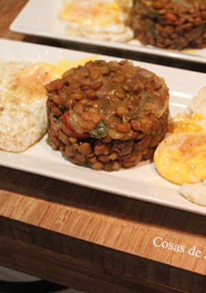 Una foto de Montadito de lentejas con huevos fritos