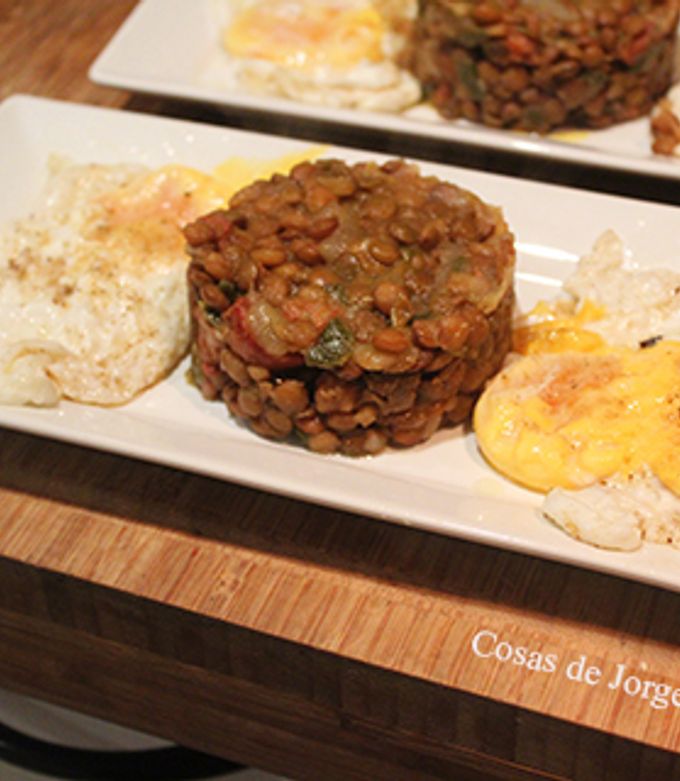 Foto principal de Montadito de lentejas con huevos fritos